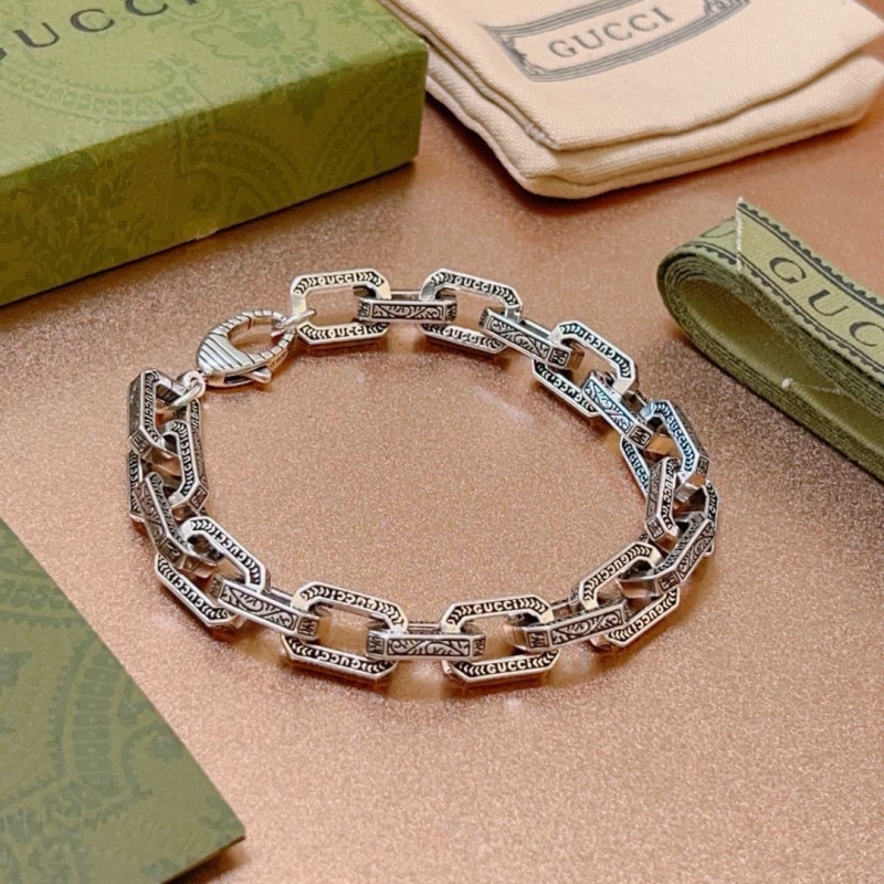 G*u*i bracelets